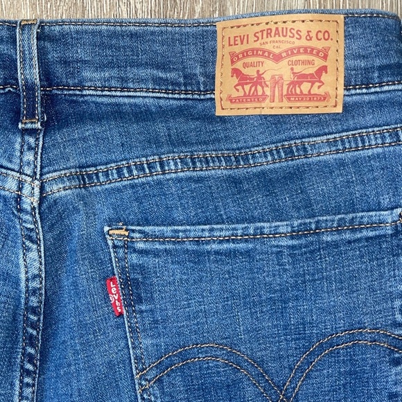 Levi’s Classic Straight Jeans denim
Jeans size 30 medium blue wash pants - Picture 7 of 8